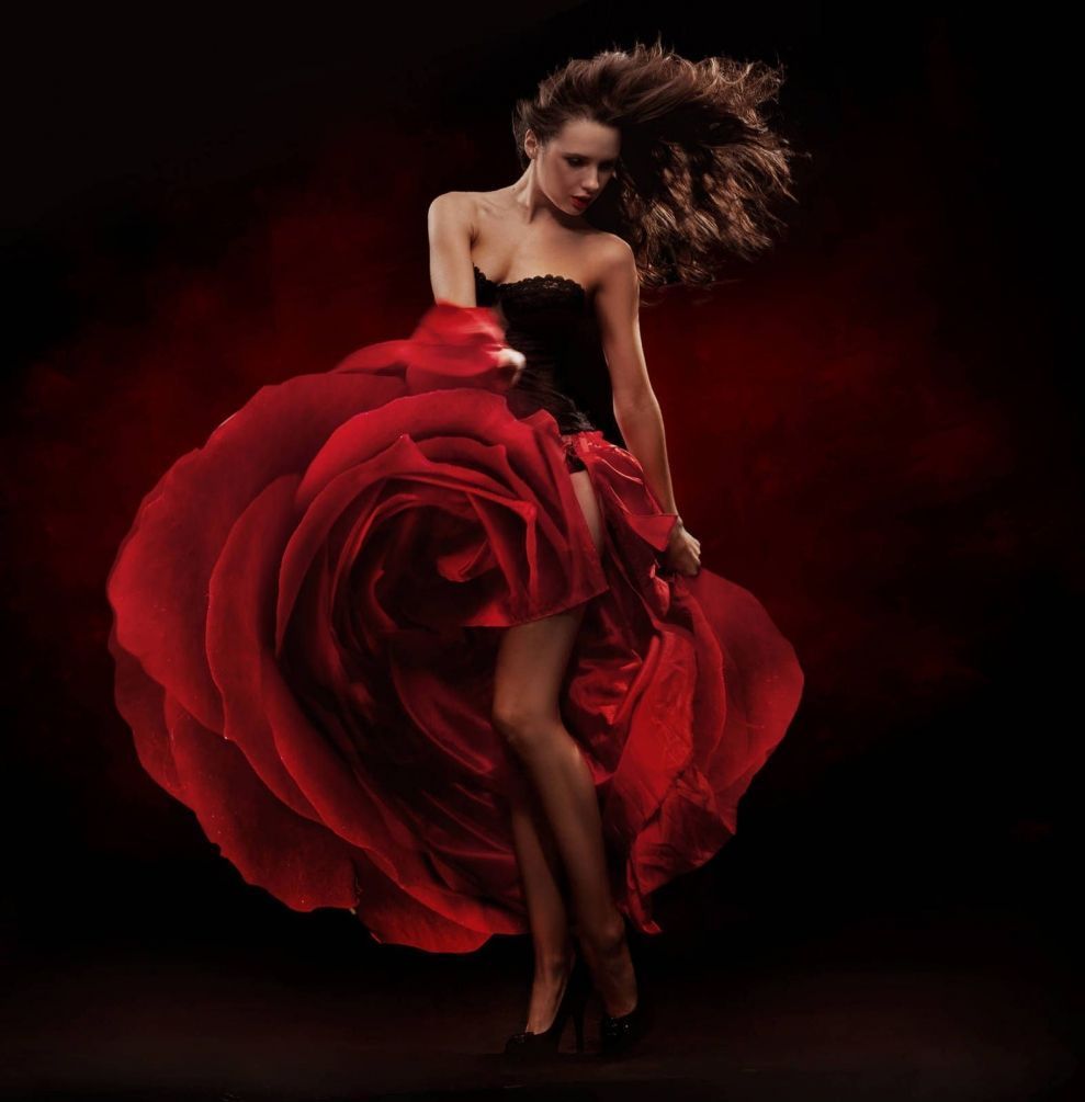 Девушка в Красном платье танцует